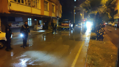 Adana'da kavga eden iki grubu izleyen vatandaş, sağ kolundan vuruldu
