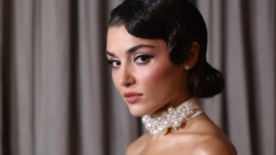 Yeni yaşını kostüm partisiyle karşılayan Hande Erçel'in yanında Hakan Sabancı'nın olmaması dikkat çekti