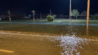 Türkiye sağanağa teslim! İzmir'de deniz karayla birleşti! İstanbul'da binaların çatısı uçtu
