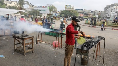 Gazzeliler insani aranın son gününde temel ihtiyaçlarını karşılamak için çarşıya akın ettiler