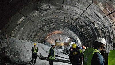 Hindistan'da 17 gün sonra gelen mucize! Mahsur kalan 41 işçi kurtarıldı