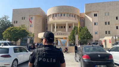 Şanlıurfa'da kendini savcı olarak tanıtan biri, gerçek görevliye yakalandı
