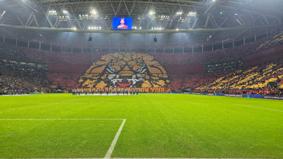 Galatasaray taraftarından Manchester United maçı öncesinde 'Cehenneme Hoş Geldiniz' koreografisi