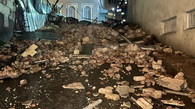 Sultanahmet'te tarihi bina çöktü: O anlar kameralara yansıdı