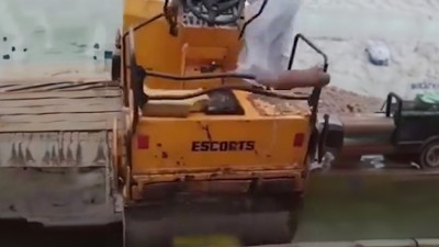 Hindistan'da işçiler çekiciye para vermekten kaçınınca silindir denizi boyladı