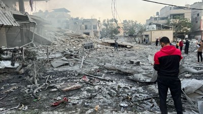 İsrail, Gazze'de güvenli bölge olarak adlandırdığı hastane yakınını vurdu