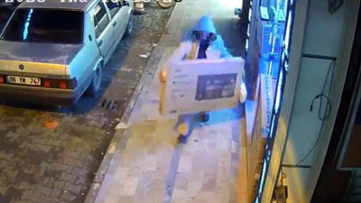 Manisa'da sokak ortasında televizyonu sırtlayıp götürdü: O anlar kameralara yansıdı