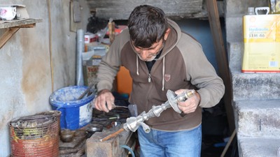35 yıldır kalaycı, şimdi enkaz çarşıda çekiç sallıyor