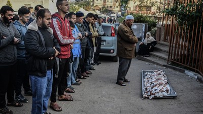 İsrail Gazze'ye saldırmaya devam ediyor! Ölen kişilerin cenaze namazı kılındı