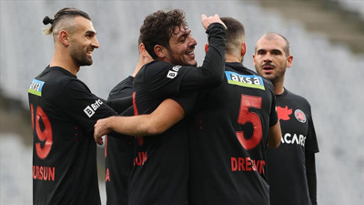 Karagümrük Derincespor'u 3 golle geçti tur biletini aldı
