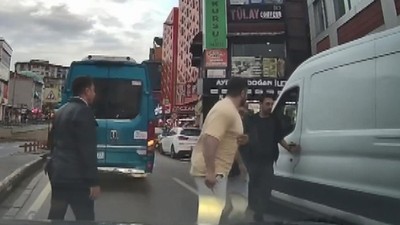 Ümraniye'de hatalı park tartışması! Tekme atıp bıçakla üzerine yürüdü