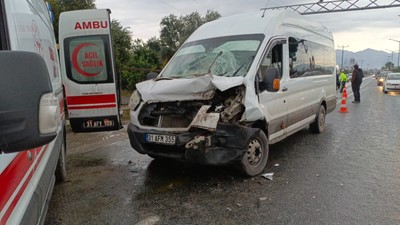 Hatay'da işçi servisi bir hafriyat kamyonuna çarptı: 16 yaralı
