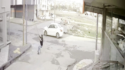 Arnavuktöy'de direğe tırmanan şahıs kabloları bıçakla keserek çaldı!