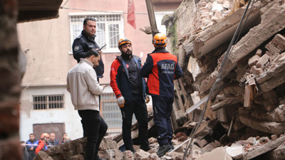 Diyarbakır Sur'da boş bina kendi kendine yıkıldı!