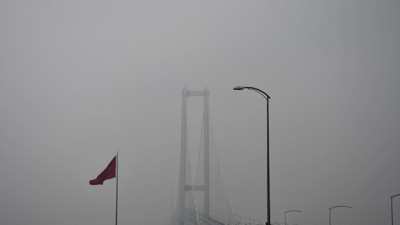 İstanbul-İzmir otoyolunun önemli geçişlerinden Osmangazi Köprüsü sisten görünmüyor!