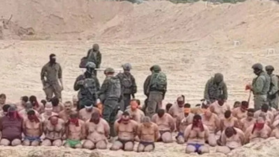 Katil İsrail Gazze'de yüzlerce sivil erkeği soyup gözlerini bağladı!