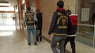Antalya'da kendilerini polis olarak tanıtıp yabancıları 124 bin dolar dolandıran şahıslar yakalandı