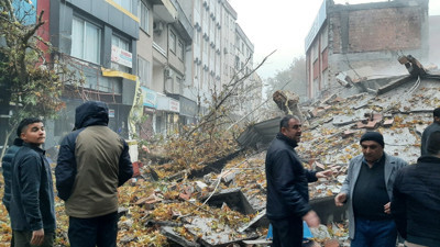 Adıyaman'da bulunan ağır hasarlı bina yağış nedeniyle kaydı, tek hamle ile yıkıldı