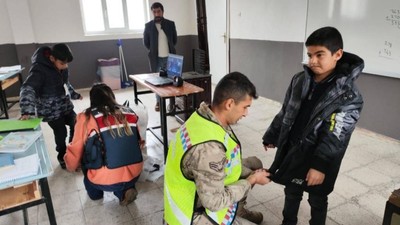 Muş’ta Mehmetçik 210 öğrenciye mont ve bot dağıttı