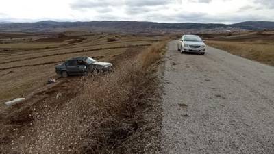 Tokat'ta direksiyon hakimiyetini kaybedince tarlaya uçtu! 4 yaralı