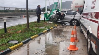 Yalova'da bir otomobil tabelaya çarptı: Aracın sürücüsü yaşamını yitirdi