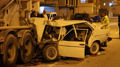 Bir tıra arkadan otomobil çarptı: 1 ölü