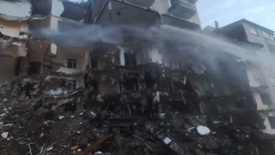 Elazığ'da büyük bir kısmı yıkılan binanın 7. katı ayakta kaldı