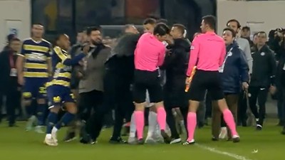 Ankaragücü Başkanı Faruk Koca hakem Halil Umut Meler'e sahanın içinde yumruk attı! İşte o görüntüler