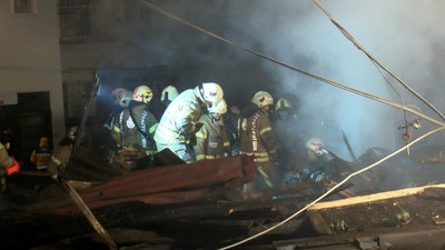 Beyoğlu'nda ahşap bina alev alev yandı! 1 kişi hayatını kaybetti