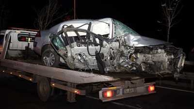 Kocaeli'nde kaza! Elektrik direğine çarpan otomobildeki 4 çocuk yaralandı