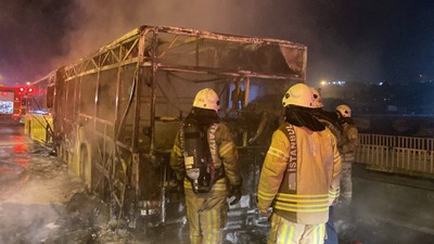 Bahçelievler'de İETT otobüsü alev alev yandı! O anlar kamerada