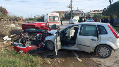 Balıkesir'de iki araç kafa kafaya çarpıştı: 8 yaralı