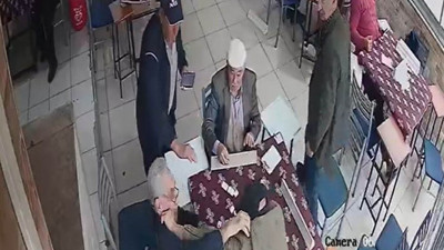 Muğla'da kıraathanede okey oynayan dedeler birbirine girdi! Istakalar havada uçuştu
