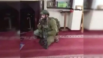 Katil İsrail'in askerleri bunu da yaptı! Camiyi işgal ederek hoparlörlerden Yahudi duası okudu