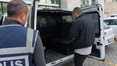 Babasının ve babaannesinin evini yakan bir şahıs polis merkezindeki bilgisayarlara zarar verdi