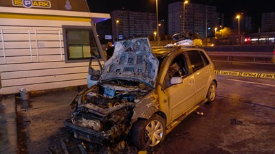 Bahçelievler'de park halindeki araç alev alev yandı! Sürücü son anda kurtuldu