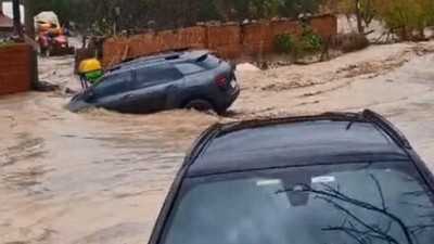 Çanakkale'de şiddetli yağış hayatı olumsuz etkiledi! Dere taştı, araç sele kapıldı