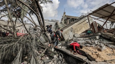 İsrail'in alçak saldırıları devam ediyor! Sivillerin sığındığı okulu bombaladılar: 5 kişi öldü