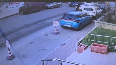 Kartal'da 1 yaya ve 2 araca çarparak kaza yapan sürücünün kaçma anı kameralara yansıdı