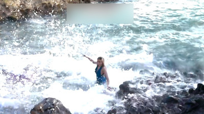 Rusya'da bir model fotoğraf çekindiği esnada çıkan büyük dalga faciaya sebep oldu