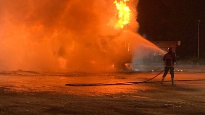 Sakarya'da bebek bezi taşıyan tırın dorsesi alev alev yandı: O anlar kamerada