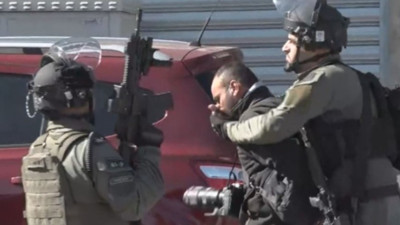 Son Dakika: İsrail polisi Mescid-i Aksa'da bir basın mensubunu dövdü! O anlar görüntülendi