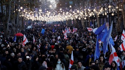 Tiflis'te Gürcistan'ın AB adaylık statüsü verilmesi kutlanıyor