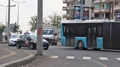 Yolda kalan elektrik direğine çözüm olarak kaldırım genişletildi