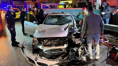 Bursa'da bariyerlere çarparak kaza yapan araç sürücüsü sıkıştığı yerden kurtarıldı