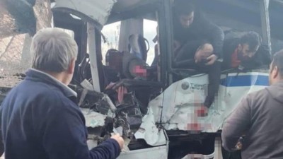 Manisa'da feci kaza: 5'i ağır 17 kişi yaralandı