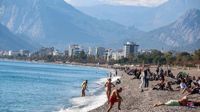 Antalya'da termometreler 19 dereceyi gösterdi! Vatandaşlar denizin keyfini çıkardı