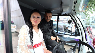 Kocaeli'nde bir kadın belediye temizlik görevlisi kullandığı mini süpürge aracını gelin arabası yaptı