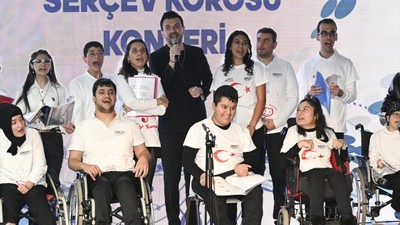 Şarkıcı Gökhan Tepe, serebral palsili çocuklarla konser verdi