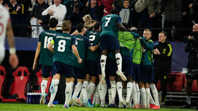 Liverpool kaybetti Arsenal yeniden zirvede